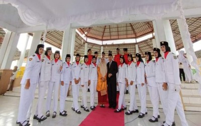 PASKIB dan Marching Band SMAN Cicalengka Menjadi Petugas Upacara HUT RI Ke-78 di Paruga Na'e Sila